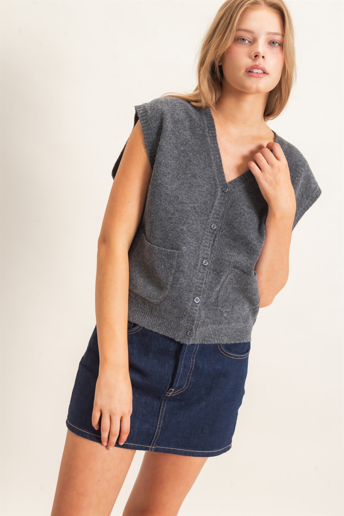 Wholesale V-Neck Buttoned Sweater Vest Sweaters HF26E349 CHARCOAL HYFVE