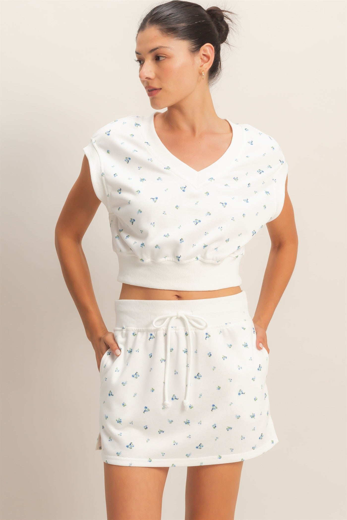 Wholesale Floral V-Neck Drawstring Top Clothing Tops HF26C372 WHITE/BLUE HYFVE