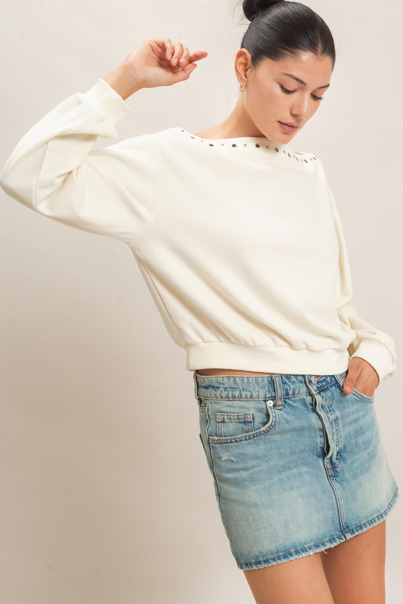 Wholesale Studded Crew Neck Sweatshirt Sweatshirts HF26E545 CREAM HYFVE