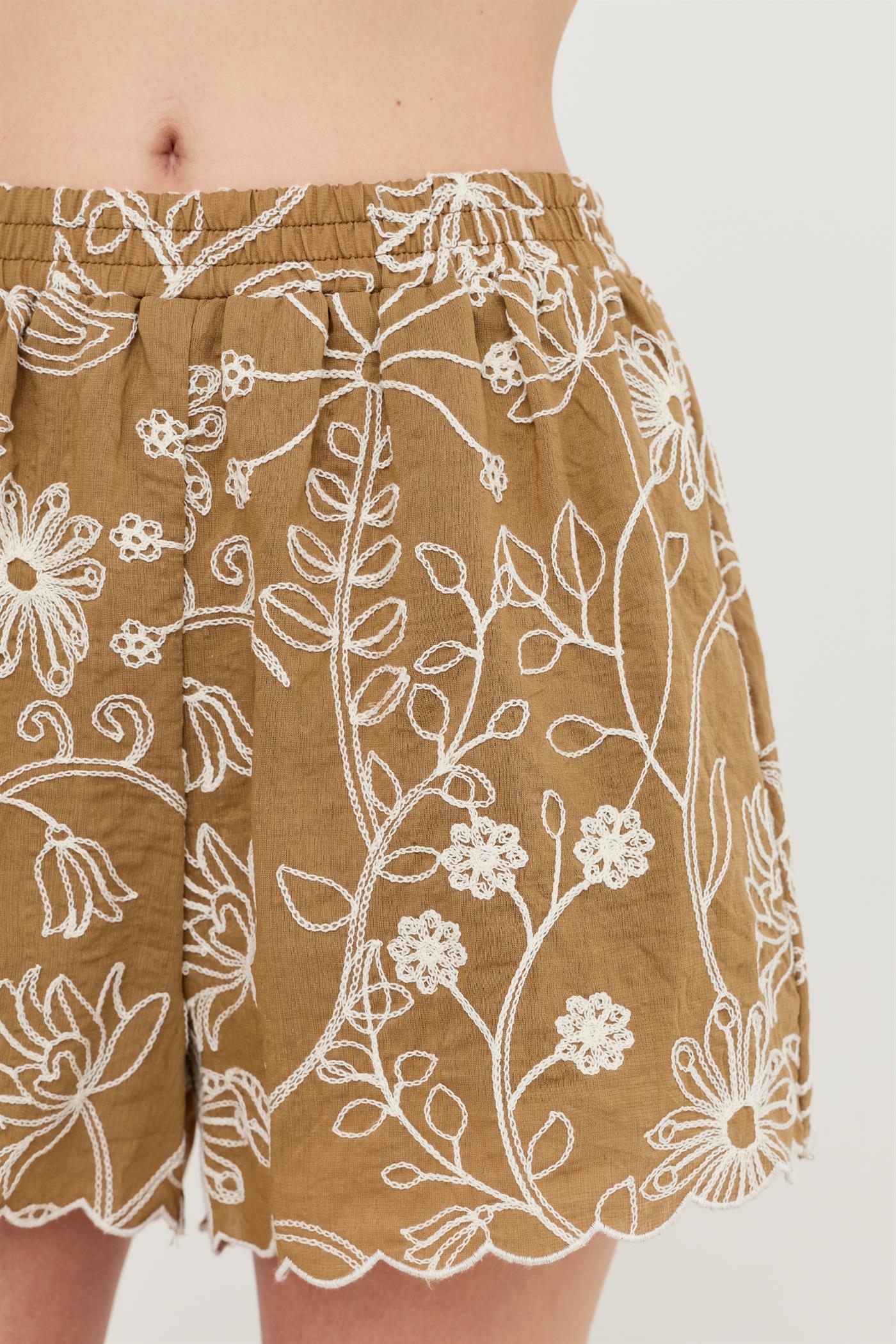 Wholesale Embroidered Scallop Hem Shorts Shorts HF26E391-D LIGHT BROWN HYFVE