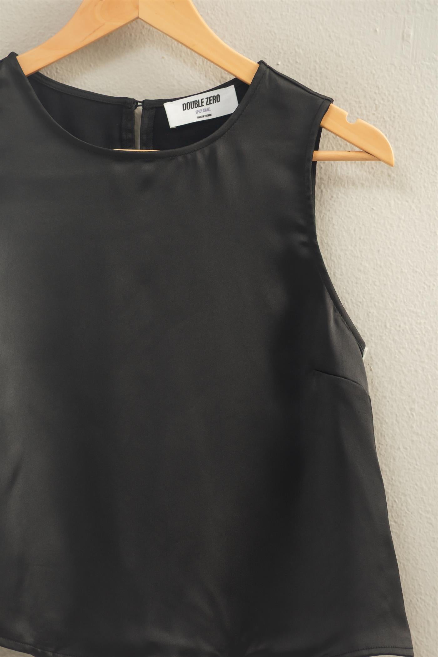 Wholesale Satin Sleeveless Round Neck Top With Back Keyhole Clothing Tops DZ26C084 BLACK DOUBLE ZERO