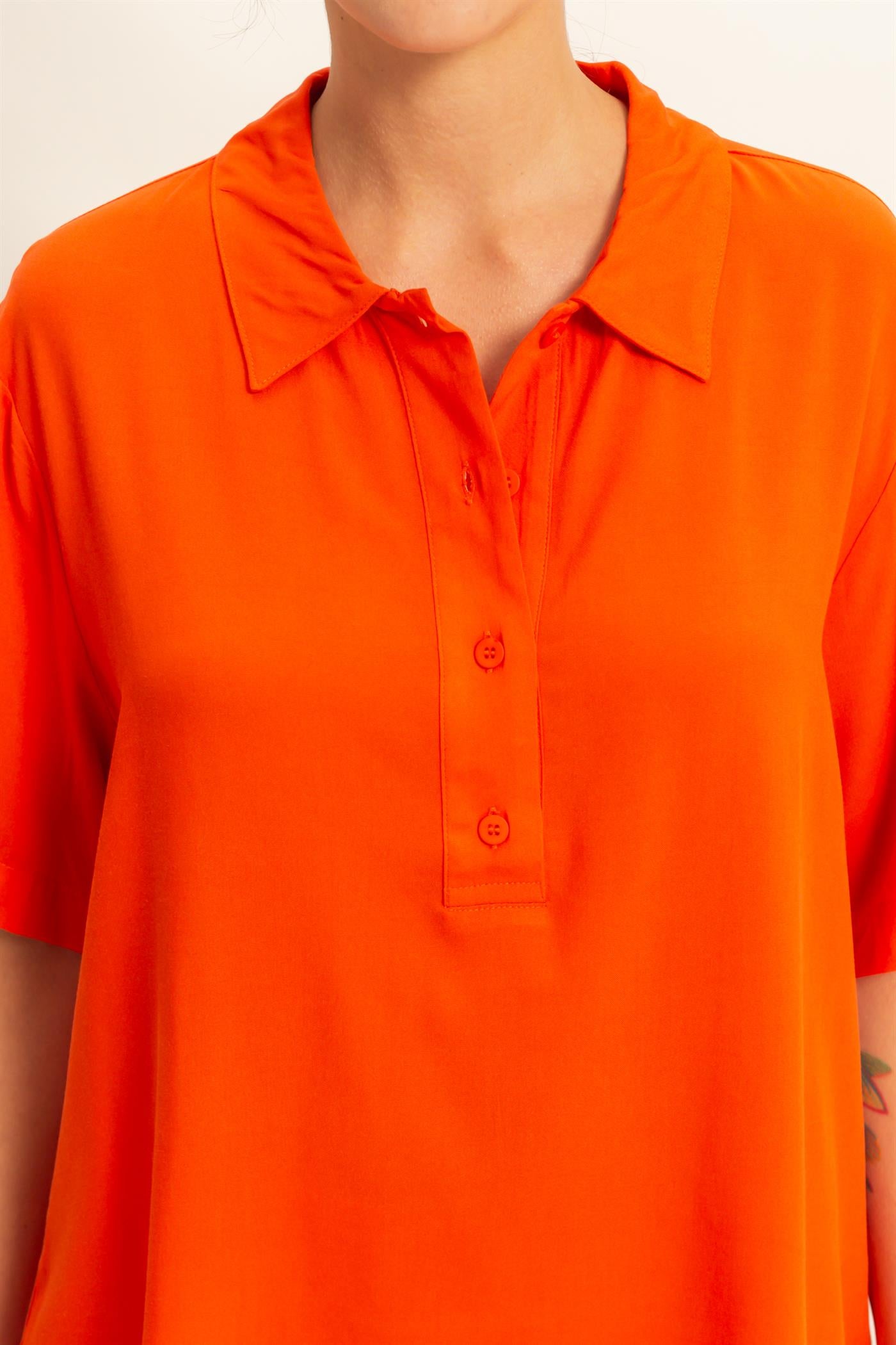 Wholesale Woven Half Button-Up Relaxed Top Clothing Tops DZ25C814 TOMATO DOUBLE ZERO