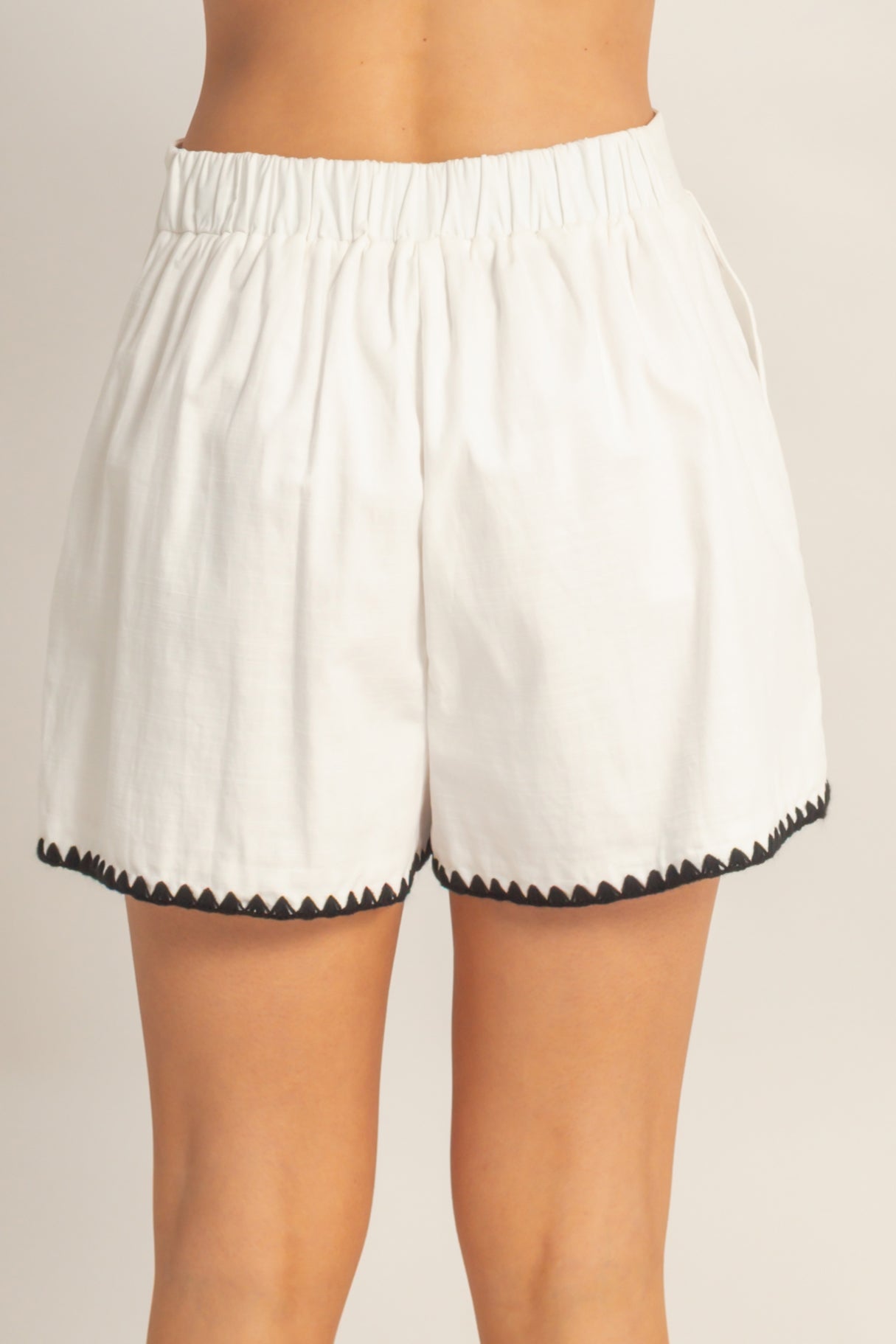 Wholesale Scallop Trim High-Waisted Shorts Shorts HF26A486 WHITE HYFVE