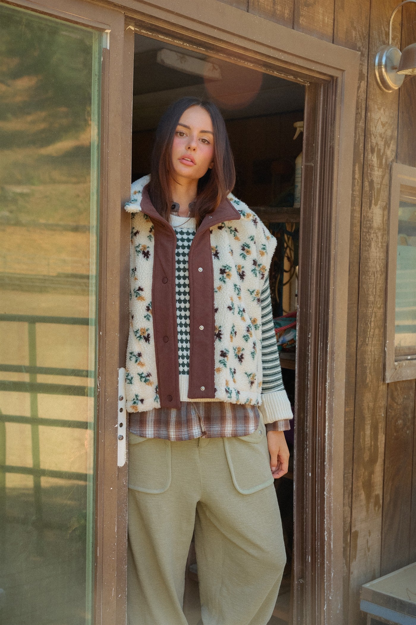 Wholesale Floral Sherpa Vest With Corduroy Vests HF26F073 BROWN HYFVE