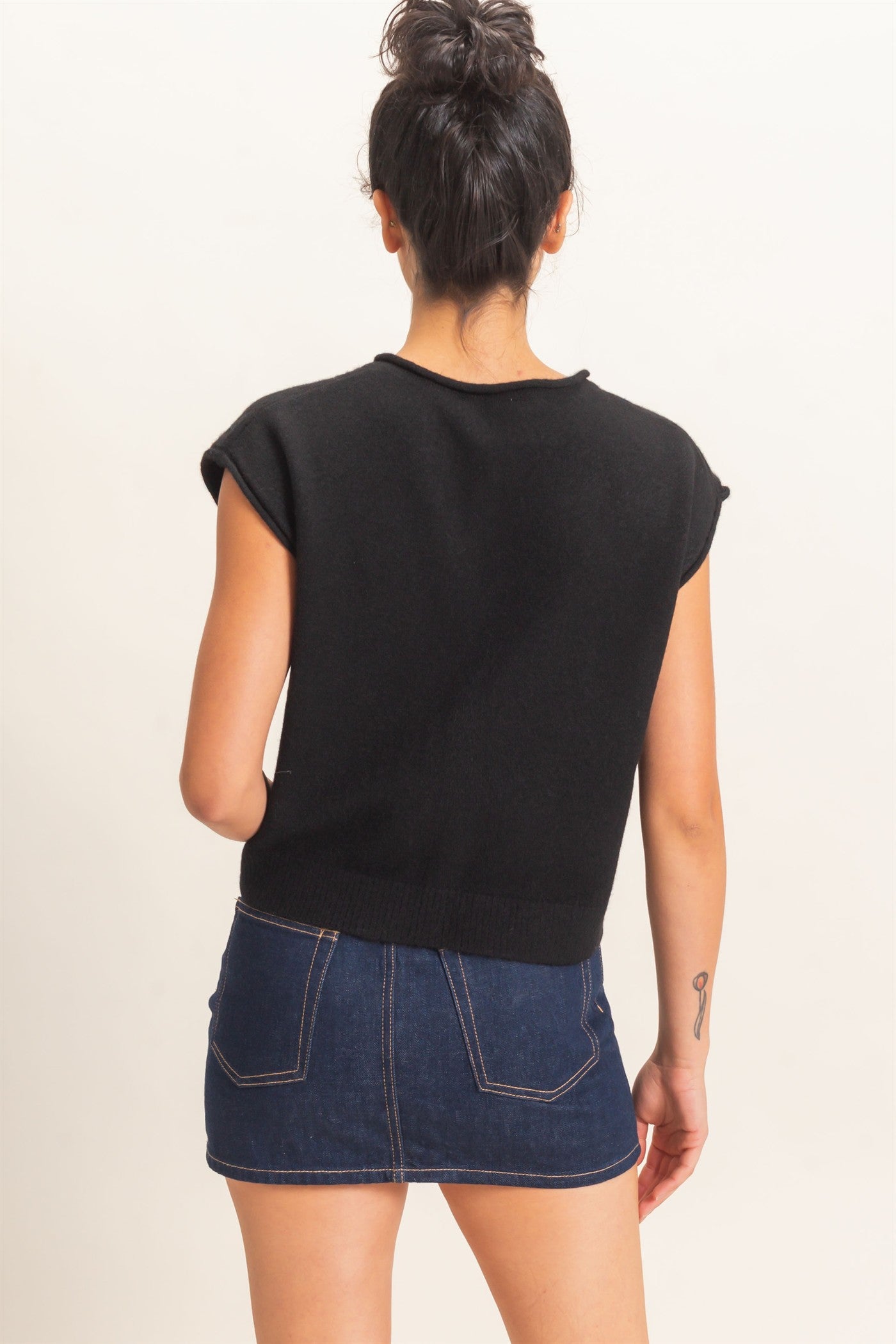 Wholesale Rolled Edge Button Front Sweater Vest Sweaters DZ26E239 BLACK DOUBLE ZERO
