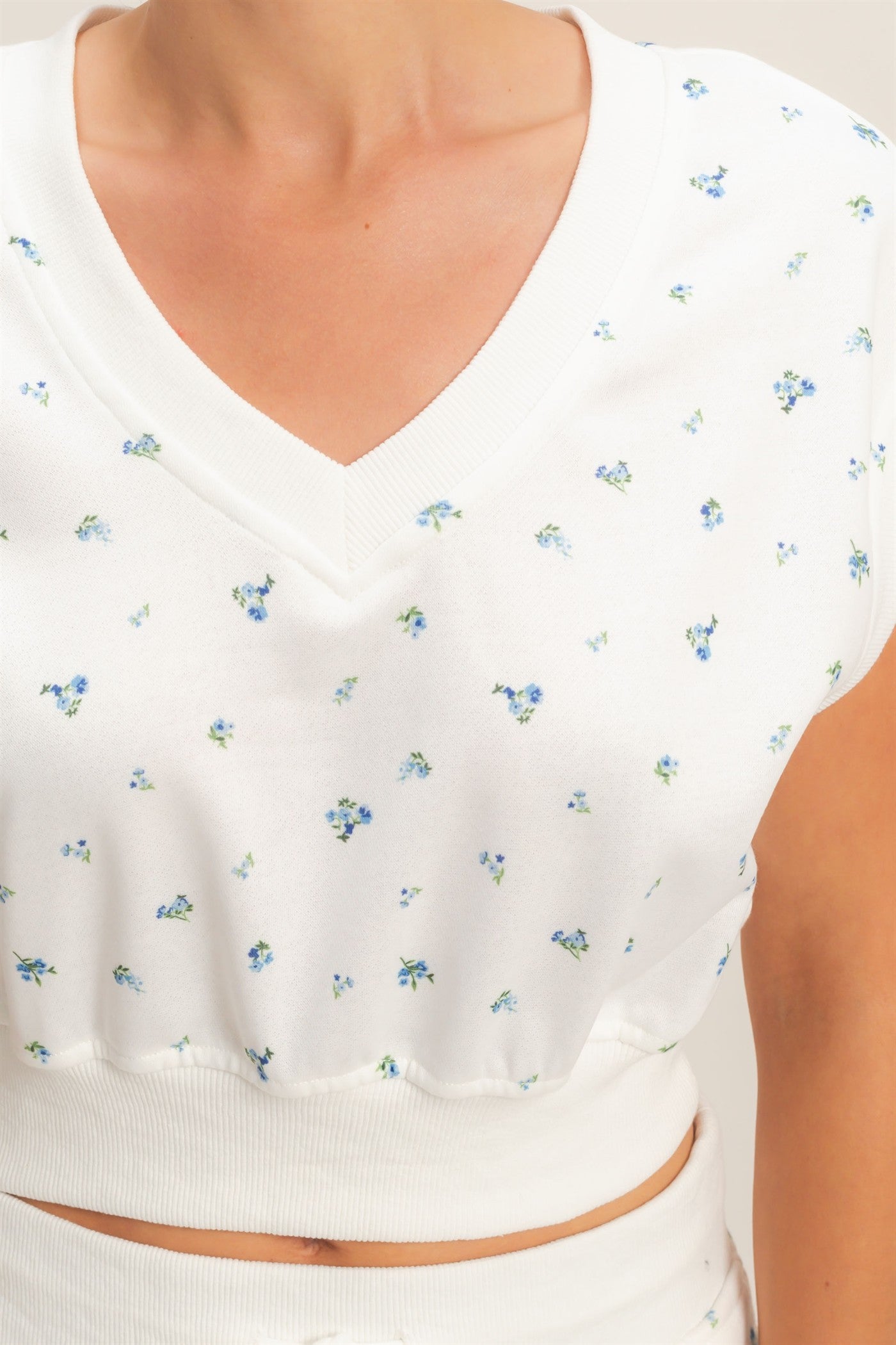 Wholesale Floral V-Neck Drawstring Top Clothing Tops HF26C372 WHITE/BLUE HYFVE