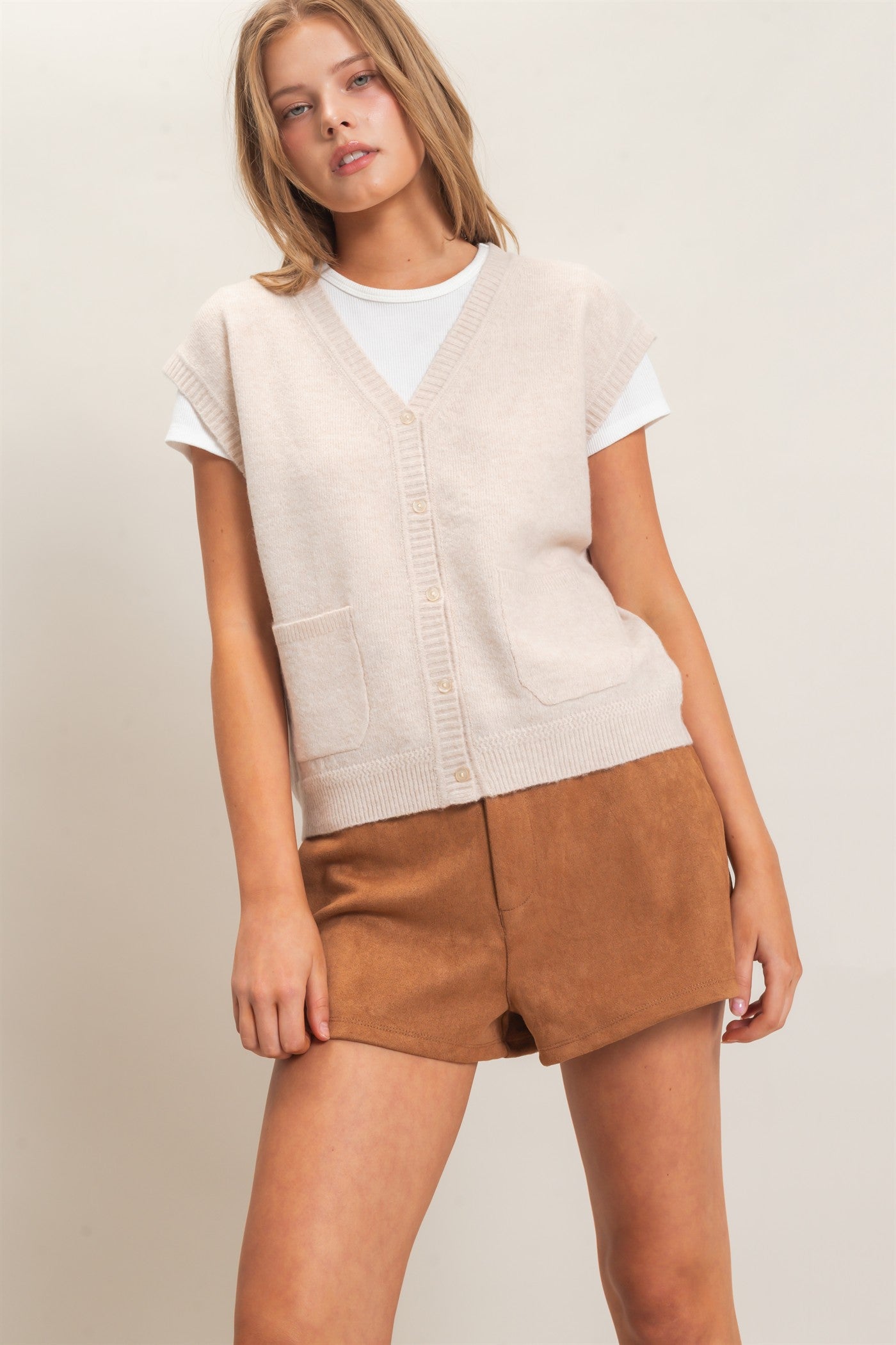 Wholesale V-Neck Buttoned Sweater Vest Sweaters HF26E349 OATMEAL HYFVE