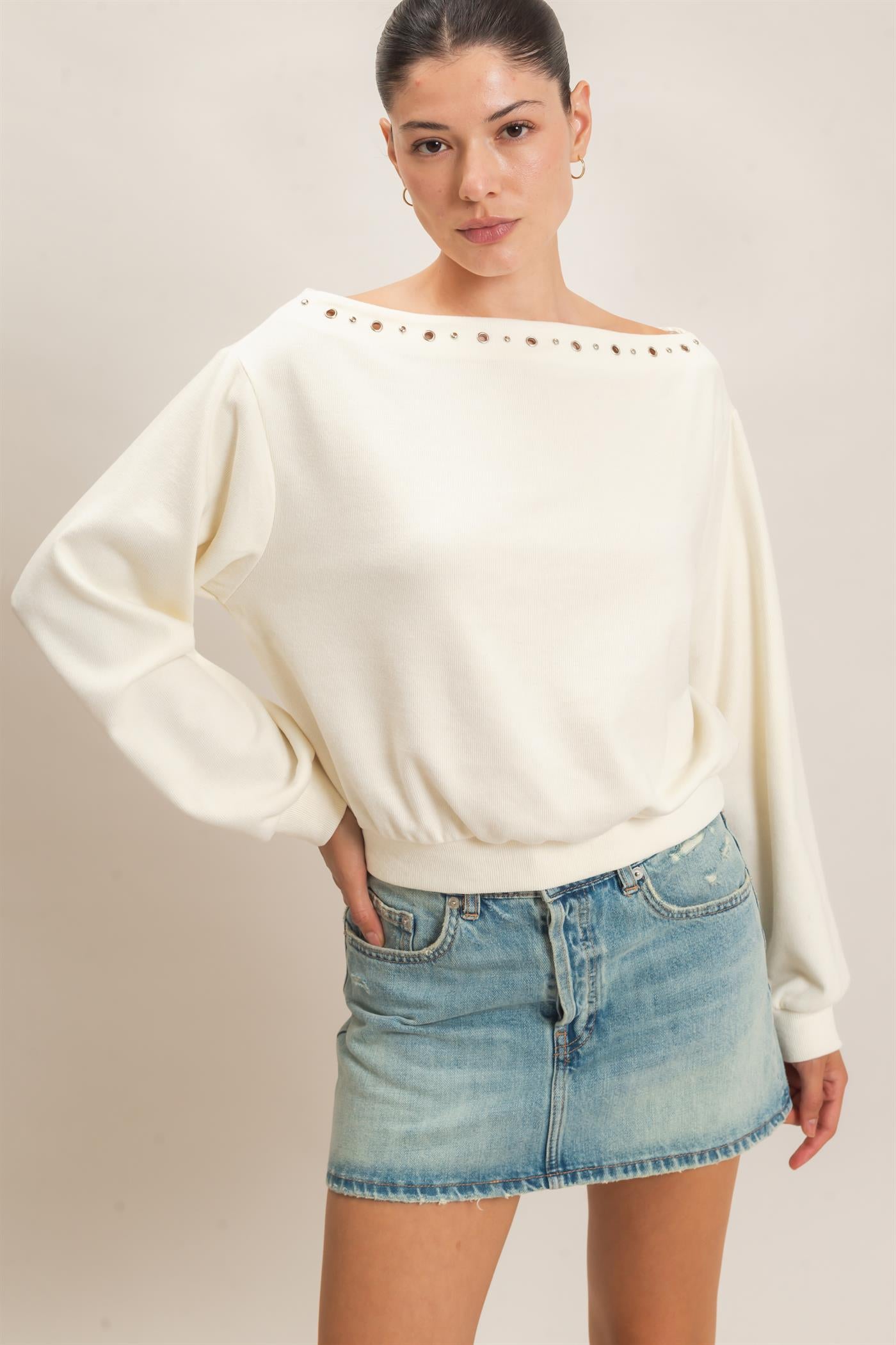 Wholesale Studded Crew Neck Sweatshirt Sweatshirts HF26E545 CREAM HYFVE