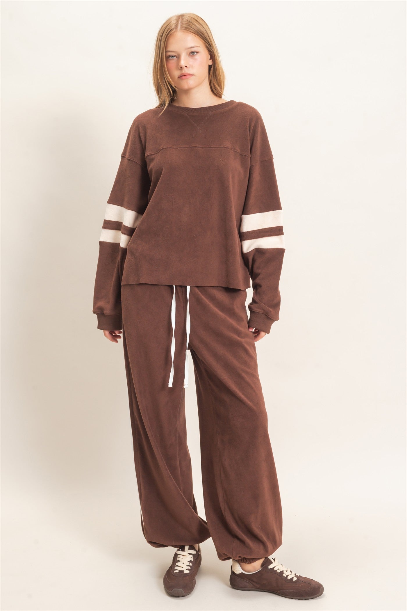 Wholesale Crew Neck Long Sleeve Sweatshirt Sweatshirts HF26E425 CHOCOLATE HYFVE