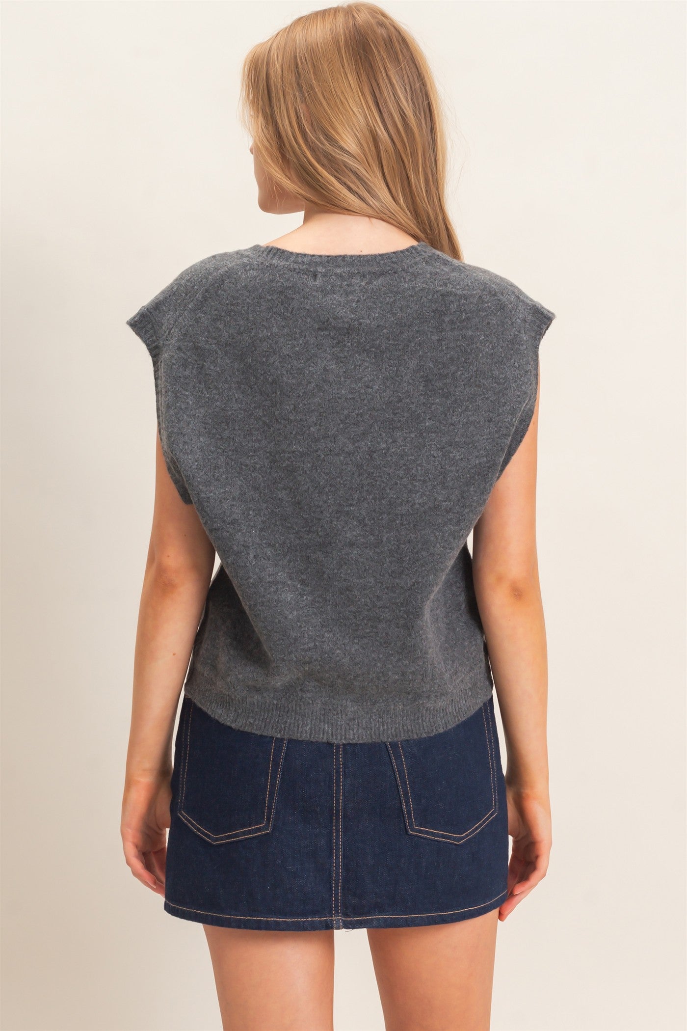 Wholesale V-Neck Buttoned Sweater Vest Sweaters HF26E349 CHARCOAL HYFVE