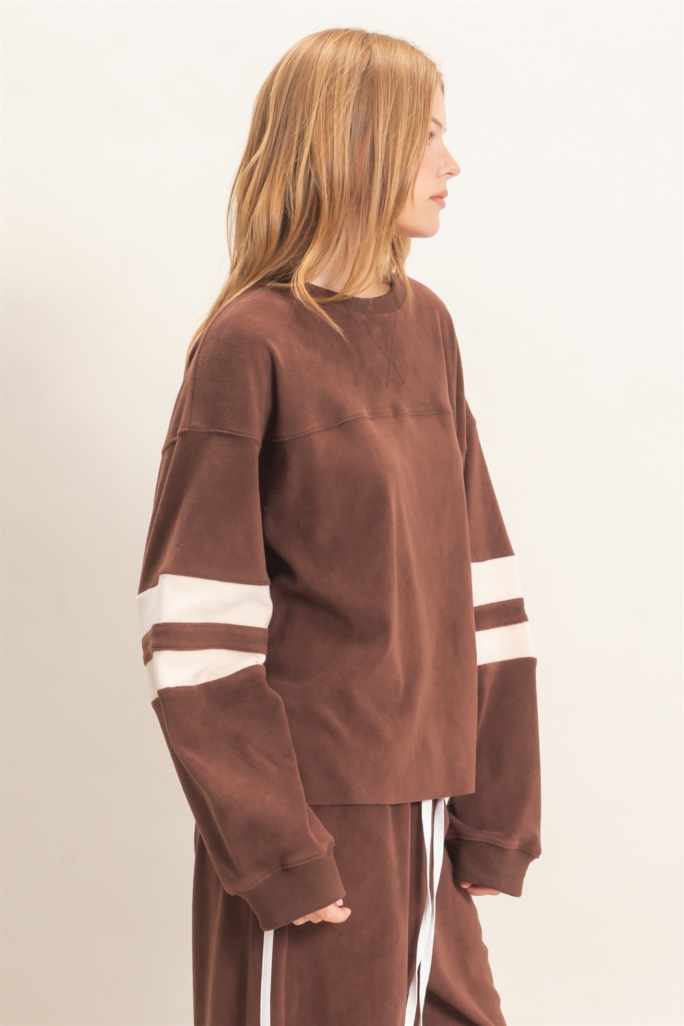 Wholesale Crew Neck Long Sleeve Sweatshirt Sweatshirts HF26E425 CHOCOLATE HYFVE