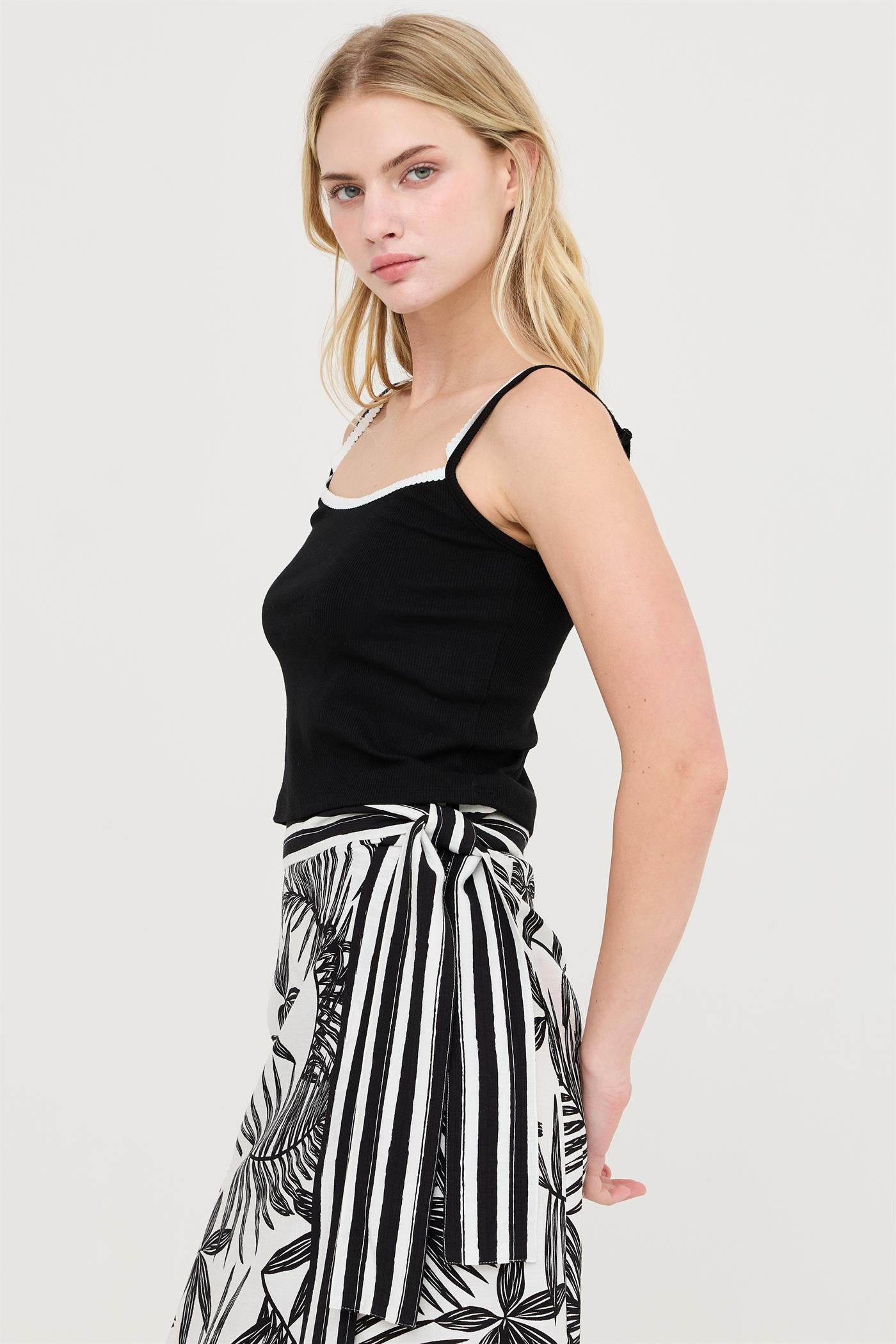 Wholesale Contrast Strap Square Neck Top Clothing Tops HF26A121 BLACK HYFVE